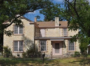 302 E Travis St, Fredericksburg, TX 78624