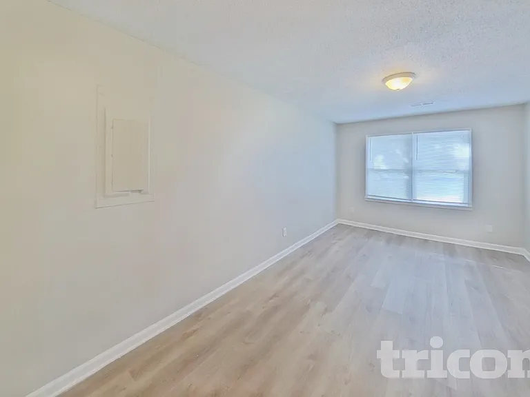 909 Dogwood Ln — Photo 14