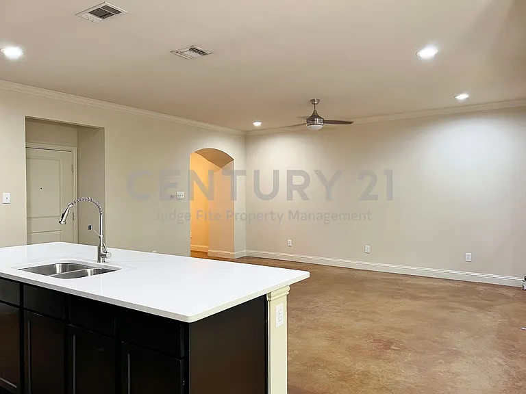 1312 W Jefferson St #5 — Photo 3