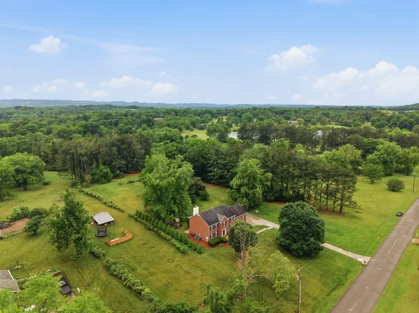 1009 Valley Forge Dr, Arrington, TN 37014