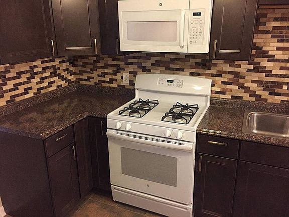 4th image of 3915 Camelot Dr SE