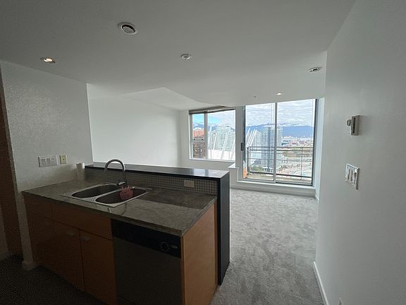 4th image of 33 Smithe St #3301