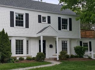 2022 Robincrest Ln, Glenview, IL 60025