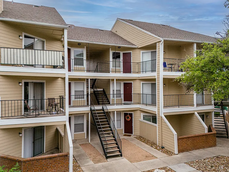 Doral Club Apartments — Photo 9
