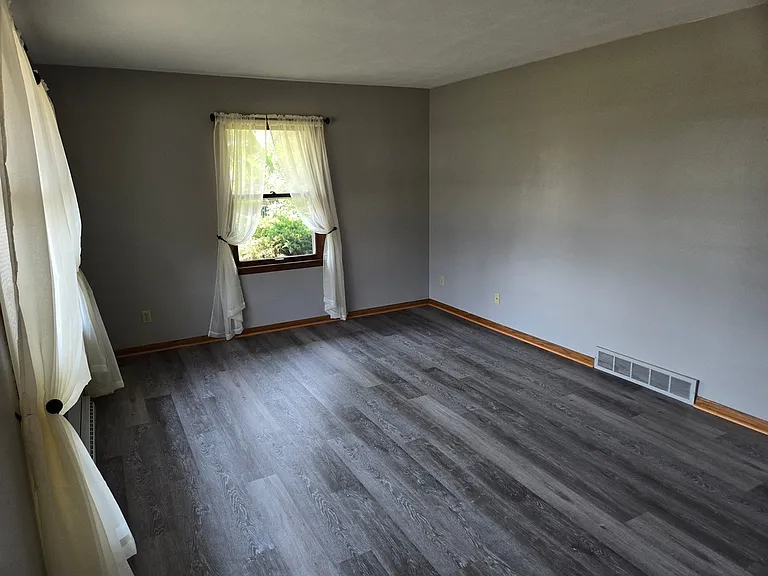 592 Donna Dr — Photo 8