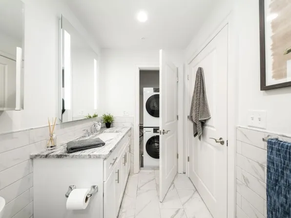 RESIDENCE ON THE GREEN (900 CHAPEL TOWER)