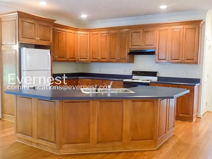 3 bed, 2.5 bath, 2624 sqft, $2,675 — Photo 4