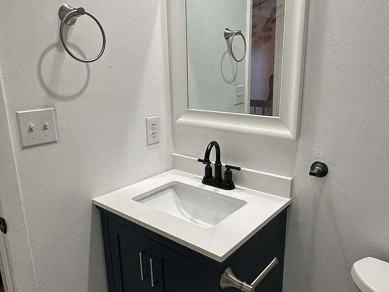 1505 Harewood Sq — Photo 8