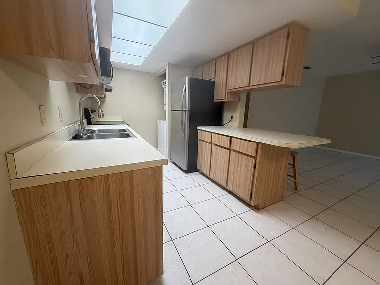 610 SW 47th Ter #6 — Photo 6