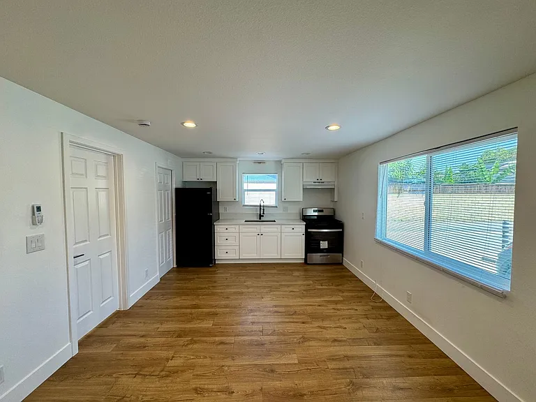 4542 N Lakewood Blvd. — Photo 2