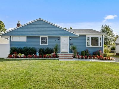 521 Knoll Court, Seaford, NY, 11783