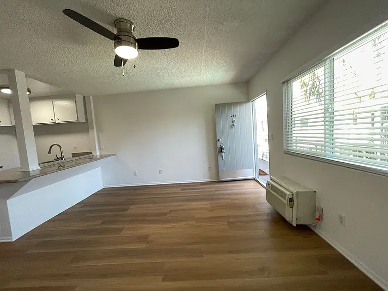 15925 Victory Blvd — Photo 4