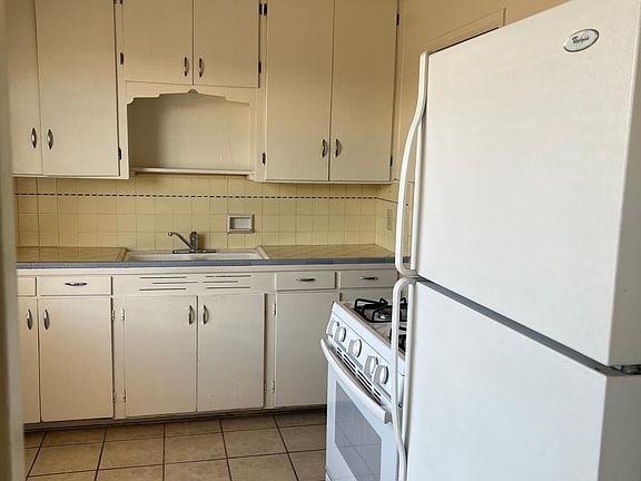 4th image of 2724 E Linden St