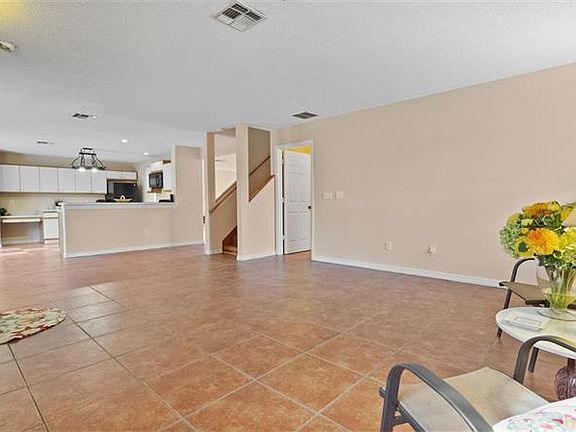 3rd image of 877 Woodvale St