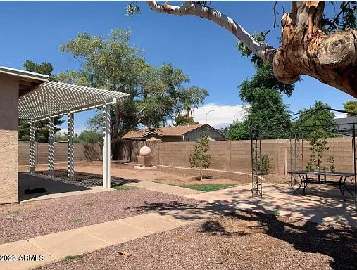 557 S Sunwood Cir — Photo 2