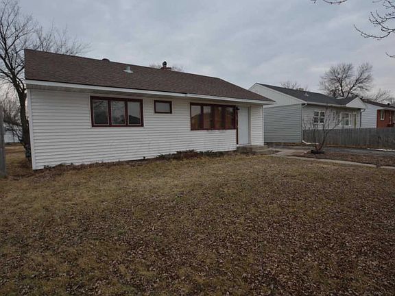 2nd image of 305 1st St NE