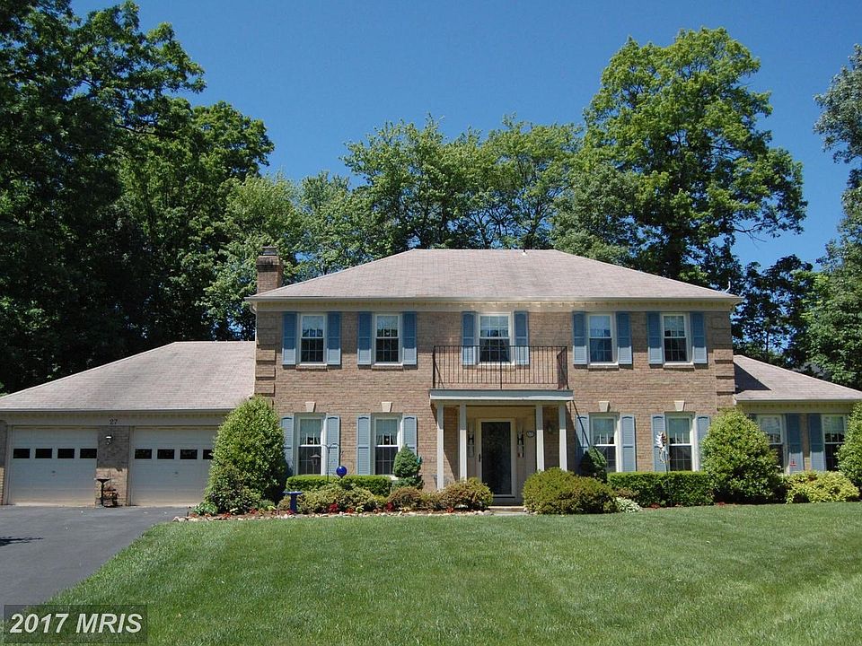 Beautiful Colonial On Picturesque Cul-De-Sac Lot