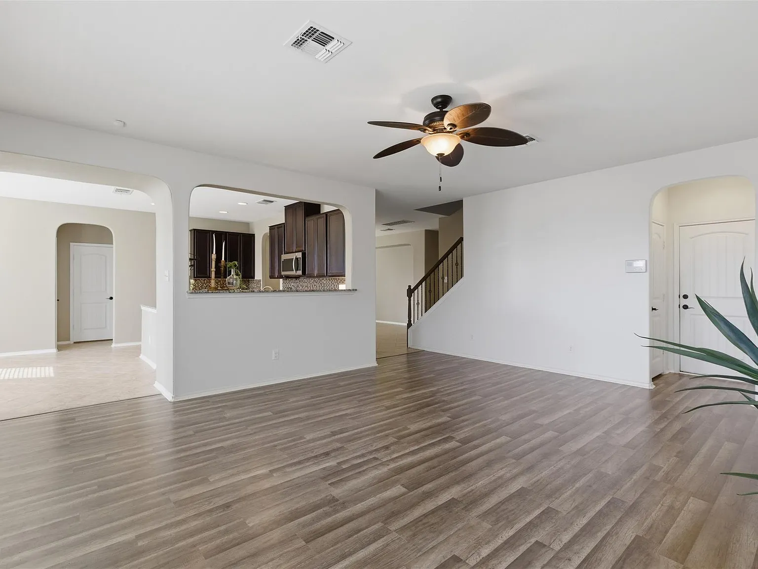 4 bed, 2.5 bath, 3388 sqft, $2,700 — Photo 4