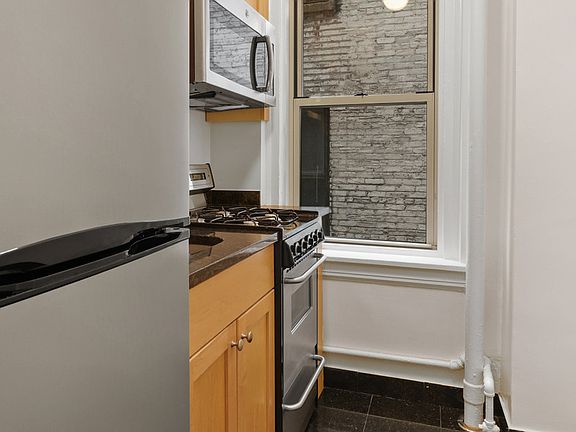 4th image of 25 E 10th St APT 7C