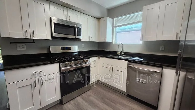 3 bed, 2.0 bath, 1884 sqft, $1,800 — Photo 2