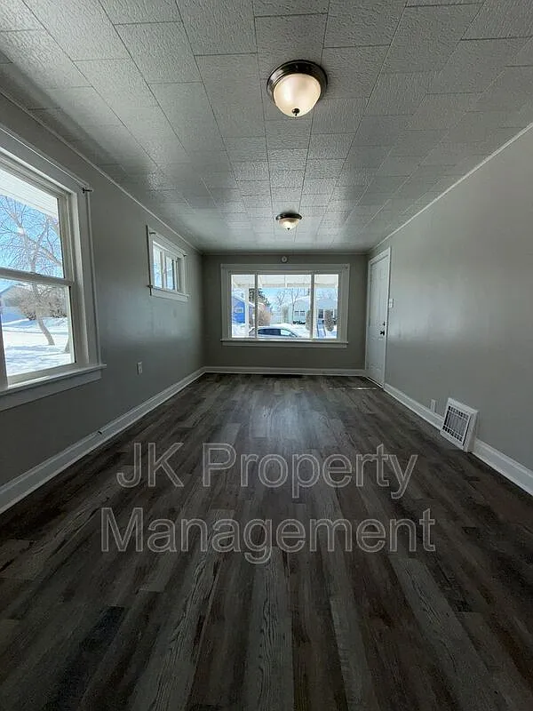 2 bed, 1.0 bath, 1500 sqft, $1,350 — Photo 2