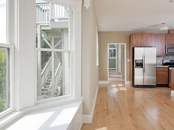 Bay window/Dining area - Master Unit