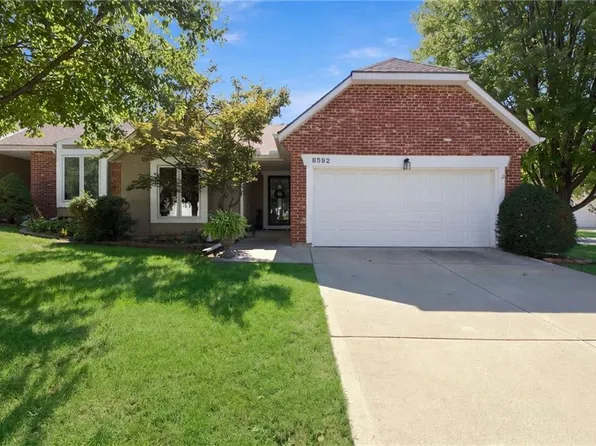 8592 Caenen Lake Ct, Lenexa, KS 66215