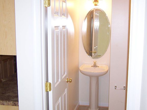 Pedestal sink in powder rm