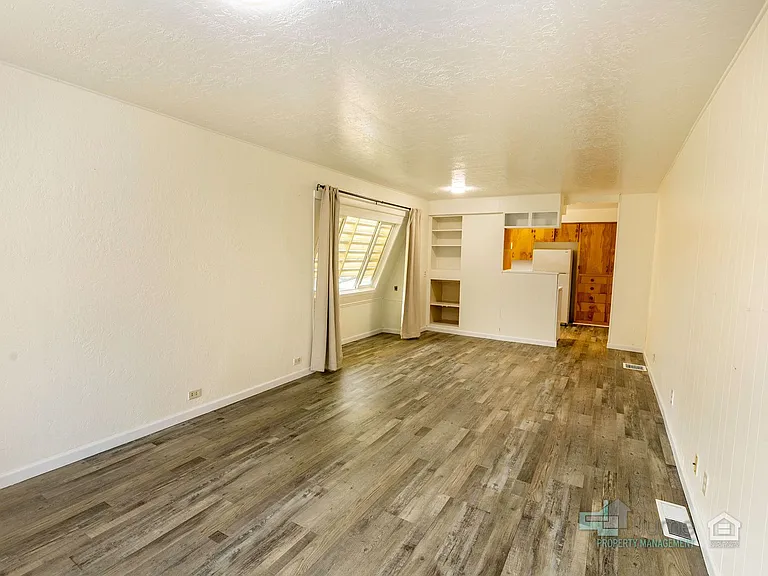Charming Multi-Unit Living in Prime Northeast Salem Location — Photo 2