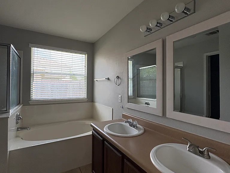 1034 W South St — Photo 14