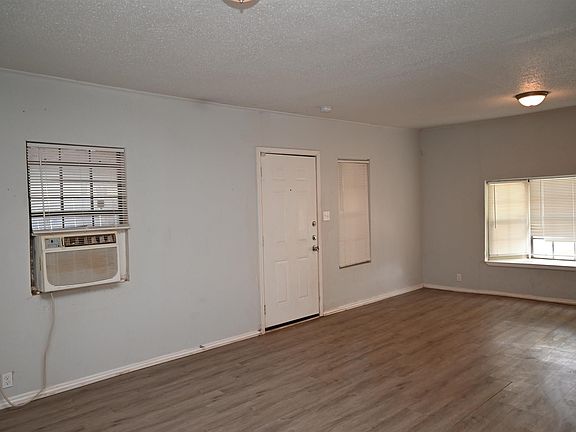 3rd image of 1021 N Beverly Dr