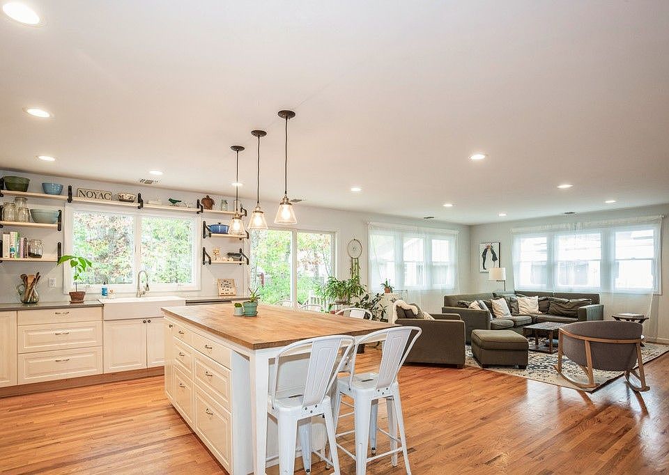 1st image of 18 Oak Dr