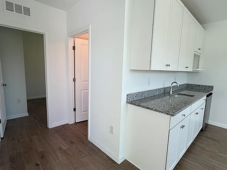 1782 SW Bayshore Blvd — Photo 4