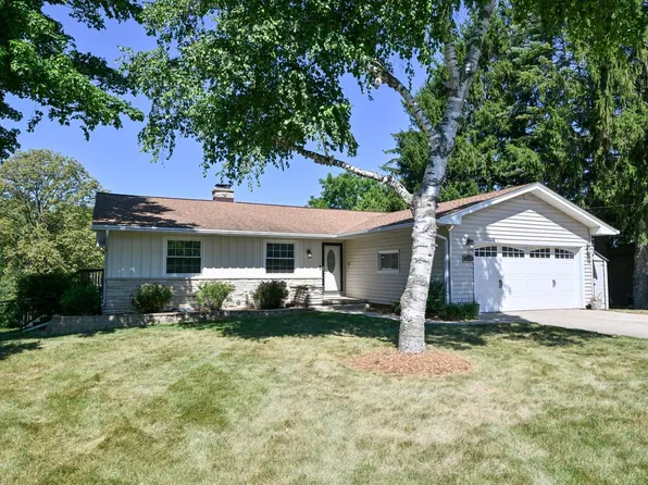 2204 Oakdale DRIVE, Waukesha, WI 53189