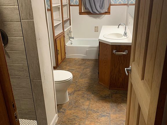 Bathroom w/tub and shower