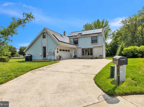 24 W Daisy Ln, Mount Laurel, NJ 08054