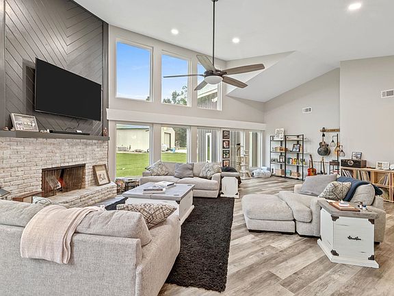3rd image of 543 W Park Manor Dr