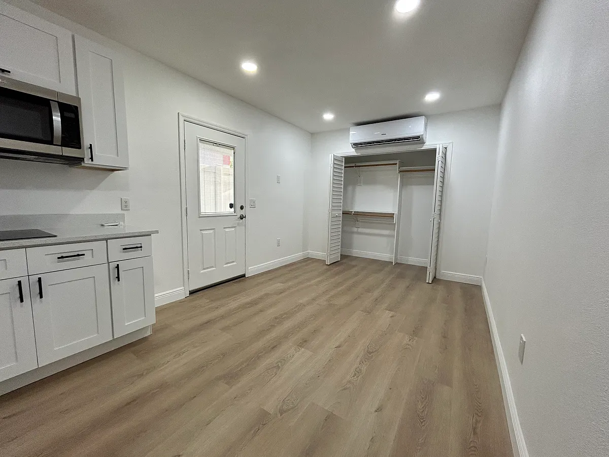 Building Photo - 1409 Constantine St