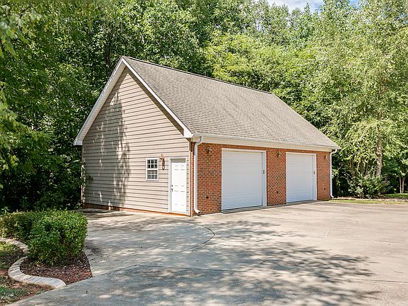 2 car detached w/electricity