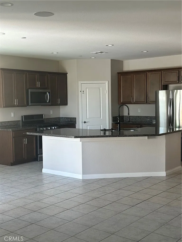 3 bed, 1959 sqft, $3,300 — Photo 2