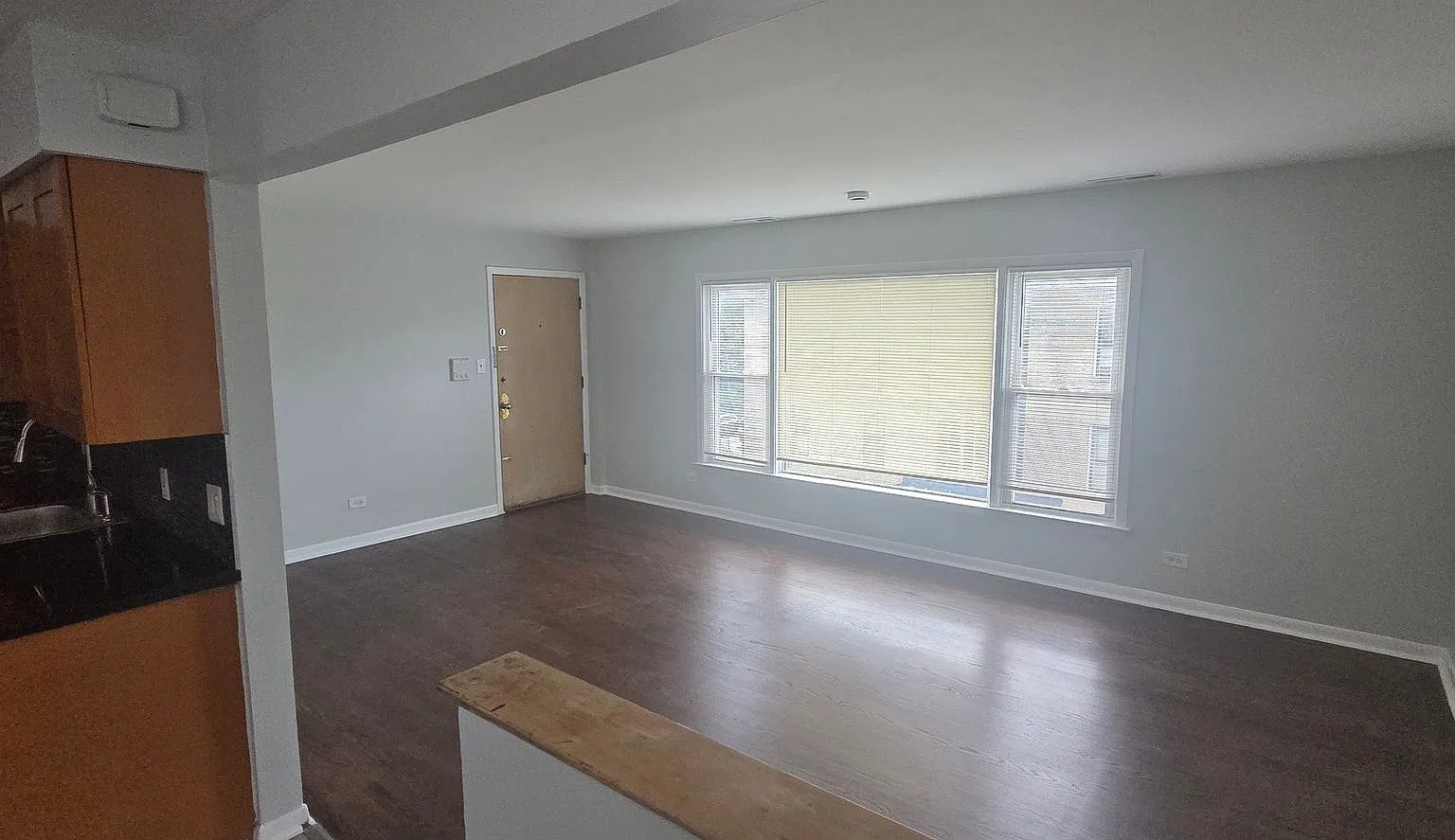 Spacious 2-Bedroom Apartment with Hardwood Floors and On-Site Laundry — Photo 2