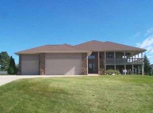 2306 Surrey Ln, Baraboo, WI 53913