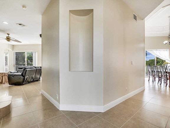 4th image of 10147 Freesian Way