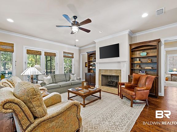 4th image of 305 Poplar Pl