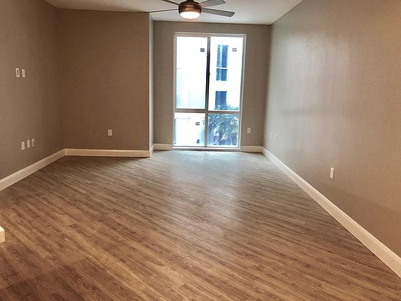 2nd image of 955 W Hawthorn St #315