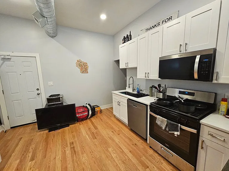 1415 W Erie St #1F — Photo 1