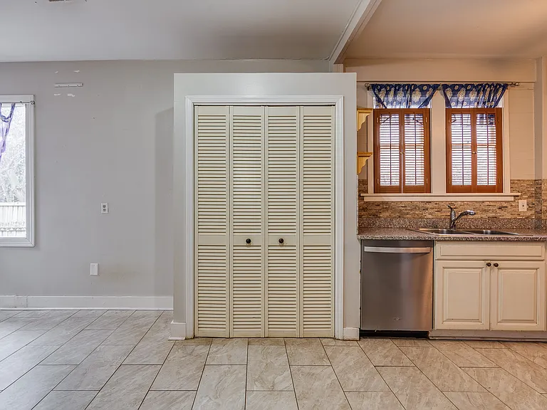 2293 Jackson Ave — Photo 29
