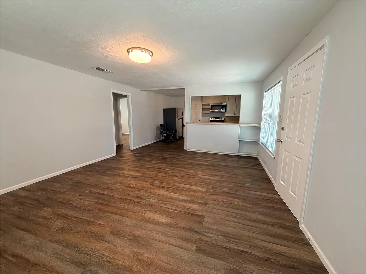 2 bed, 1.0 bath, 900 sqft, $1,050 — Photo 3