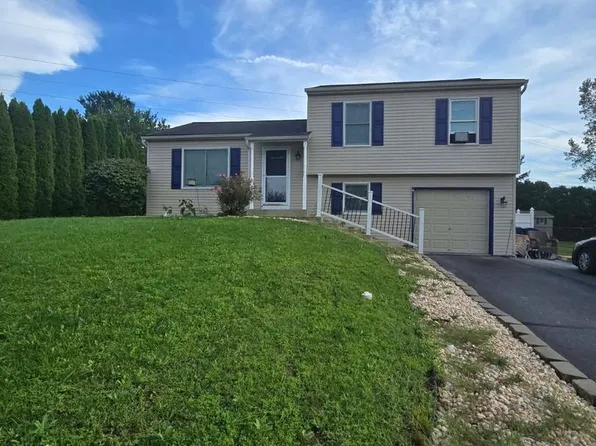 81 E Brookfield Dr, Lebanon, PA 17046