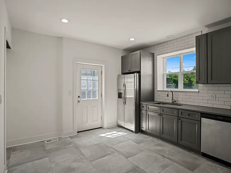 2706 E Somerset St — Photo 10